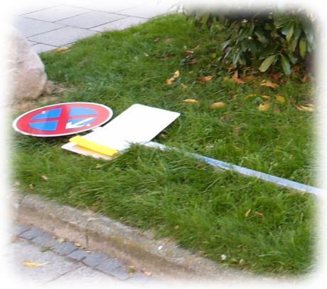 Verkehrszeichen in eine Wiese geworfen