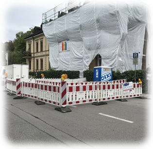 Notweg über die Fahrbahn geführt. Warnbeleuchtung, Leitbaken und Beschilderung als Verkehrssicherung.